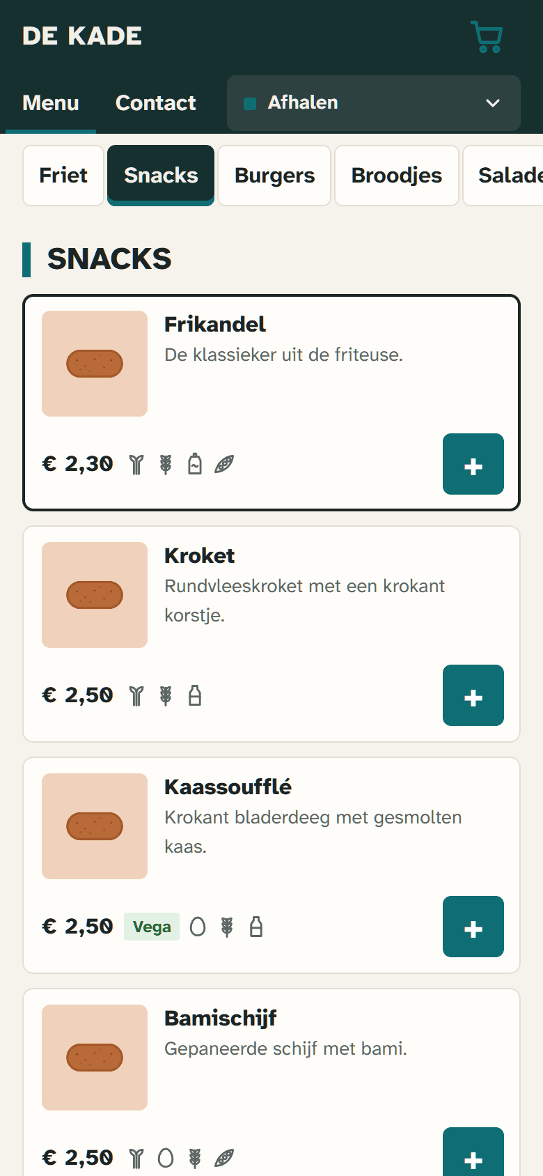 De bestelsite van De Kade op een telefoon, bij de snacks: frikandel, kroket, kaassoufflé en bamischijf met prijs en allergenen.