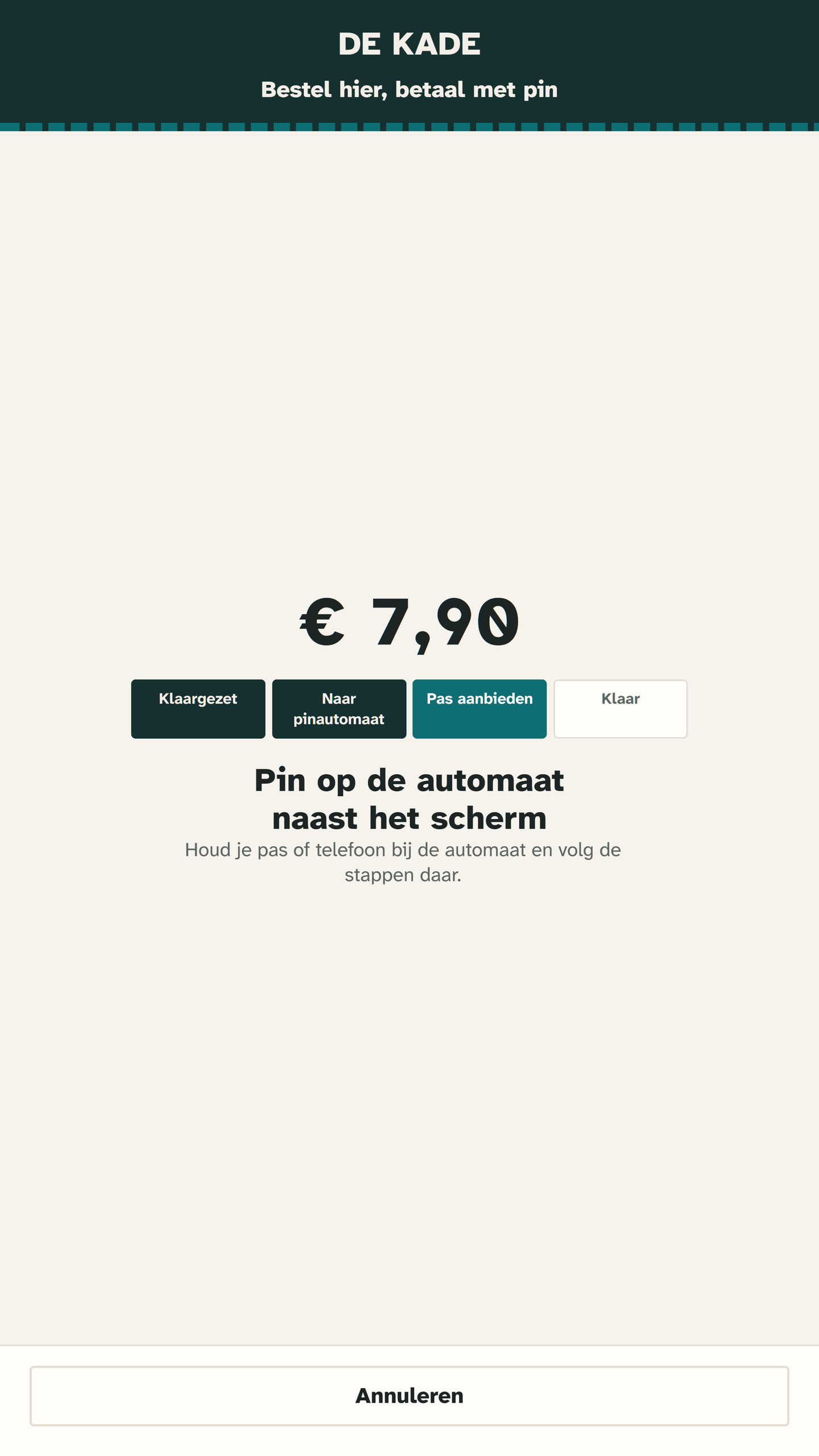 De bestelzuil tijdens het betalen: het bedrag groot in beeld, de stappen van de pinbetaling en de opdracht om op de automaat naast het scherm te pinnen.