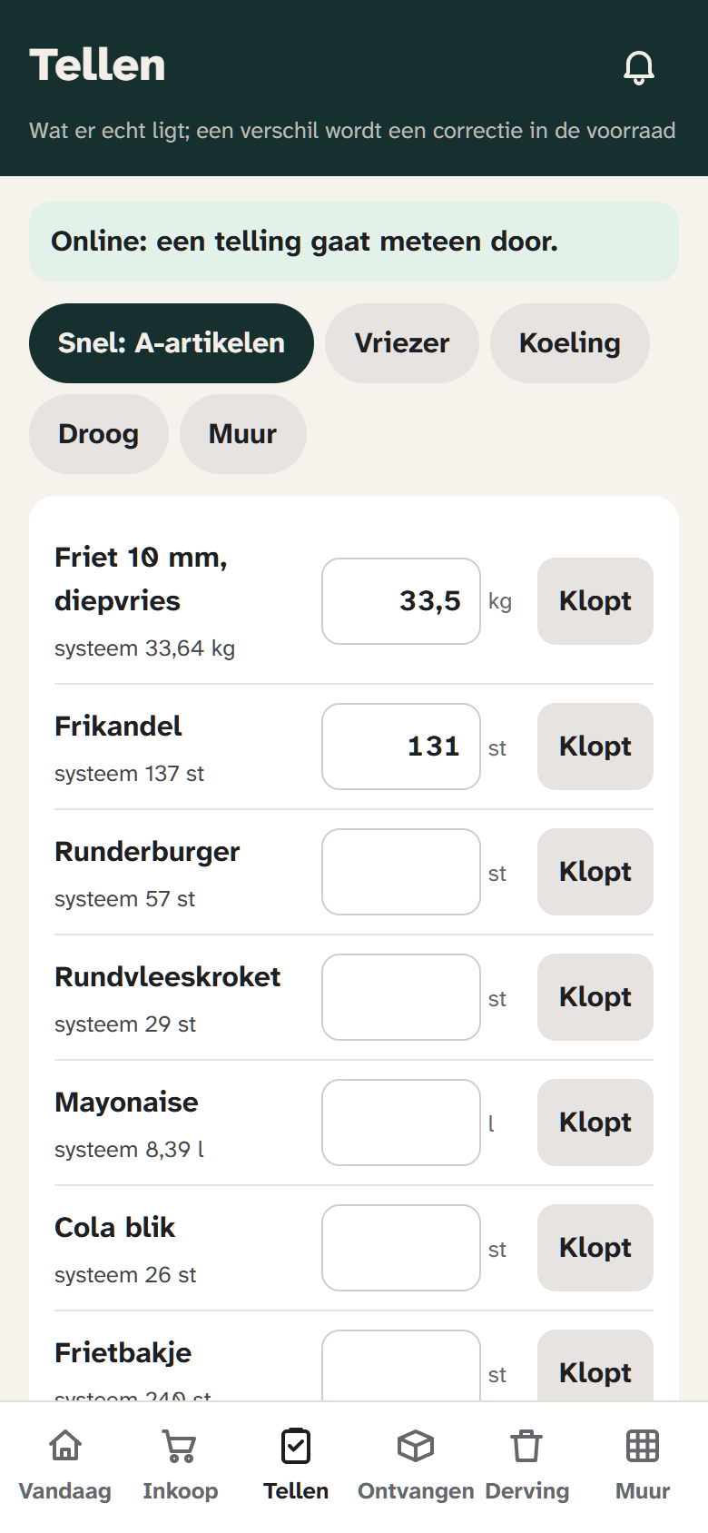 De manager-app bij Tellen: per artikel het getelde aantal naast wat het systeem verwacht, met een knop Klopt, en filters voor vriezer, koeling en droog.