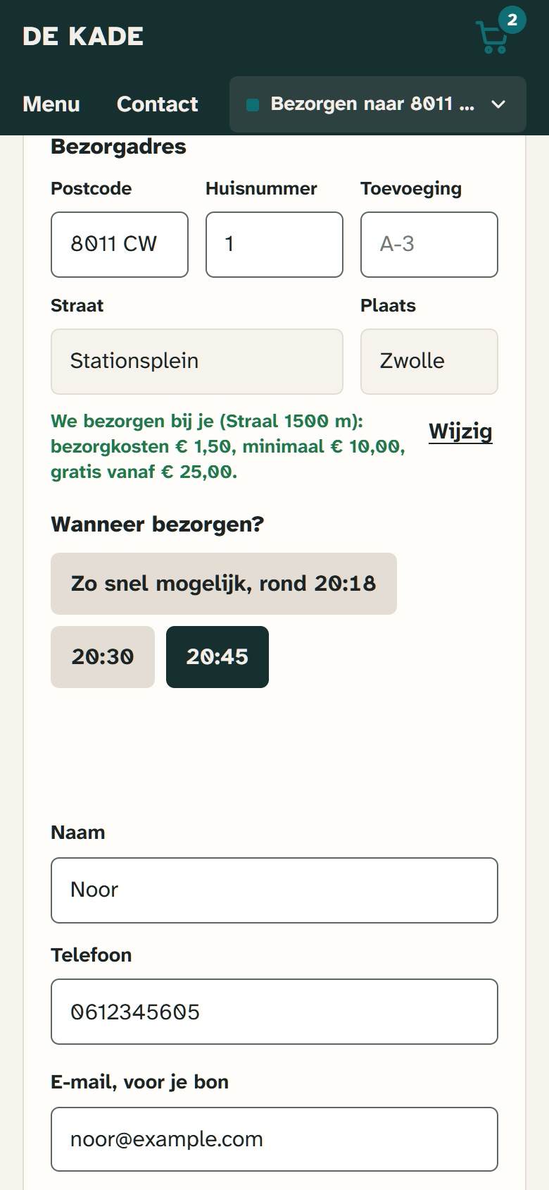 Afrekenen voor bezorgen op een telefoon: het adres op postcode en huisnummer, de melding dat het adres in het bezorggebied ligt met de bezorgkosten, en de keuze tussen zo snel mogelijk en een tijdvak.