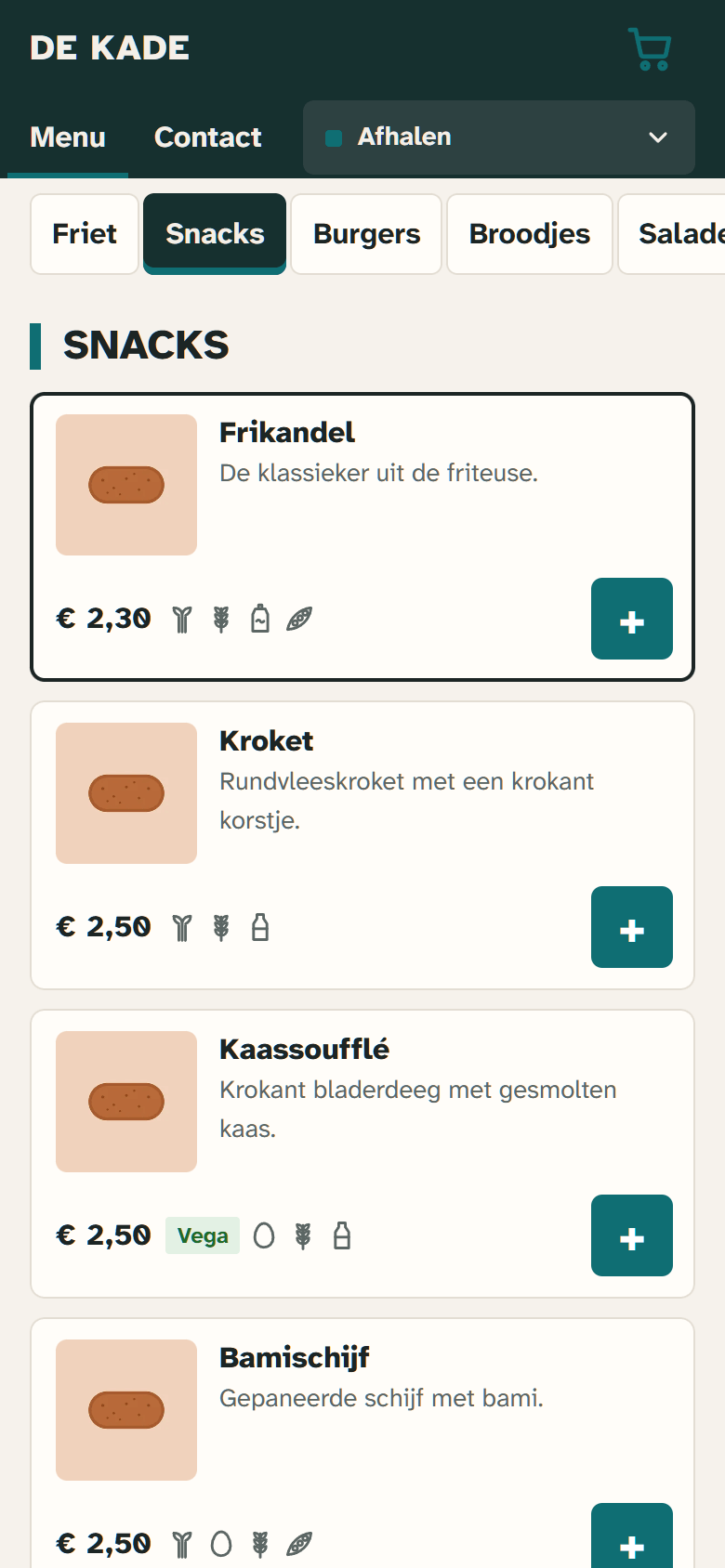 De bestelsite van De Kade op een telefoon, bij de snacks: frikandel, kroket, kaassoufflé en bamischijf met prijs en allergenen.