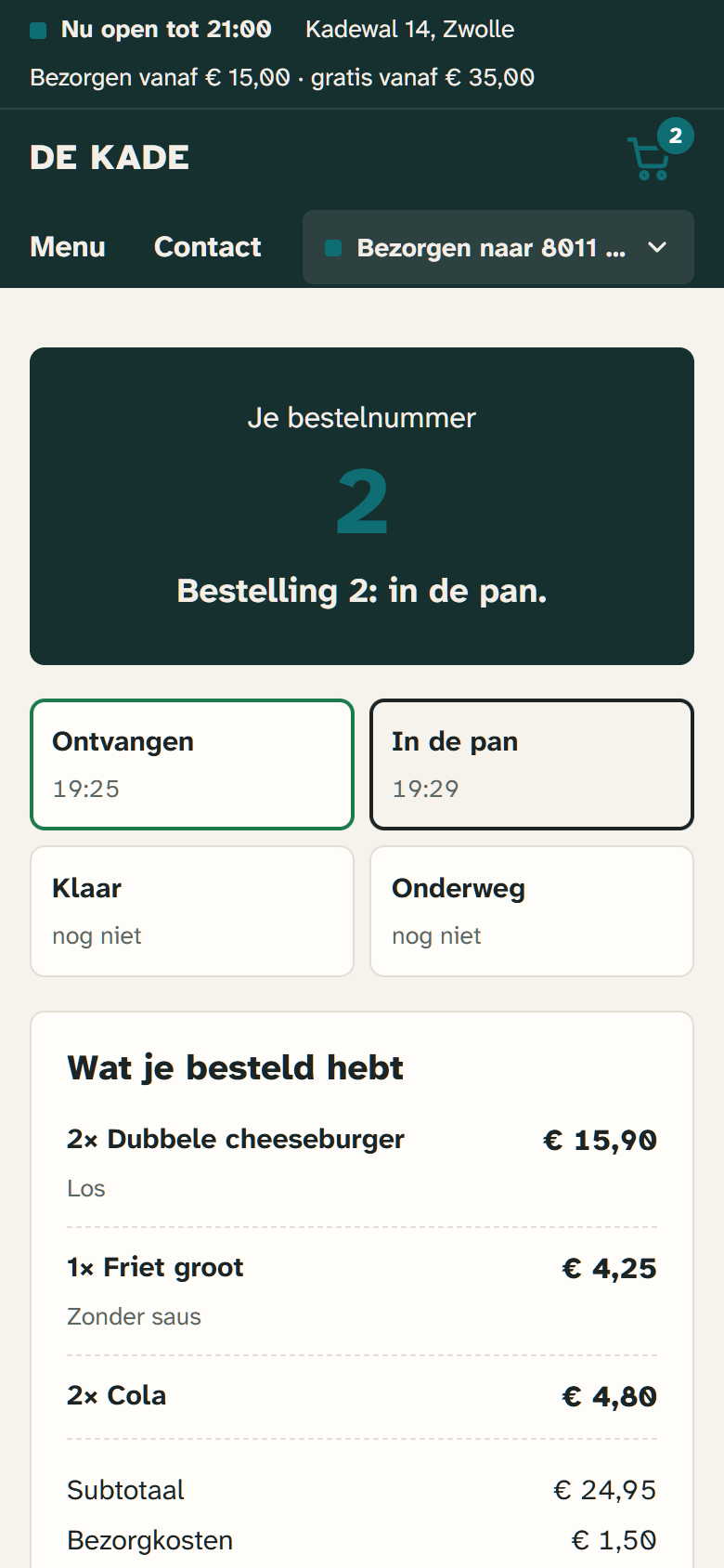 De statuspagina van een bezorgbestelling op een telefoon: ontvangen en in de pan.